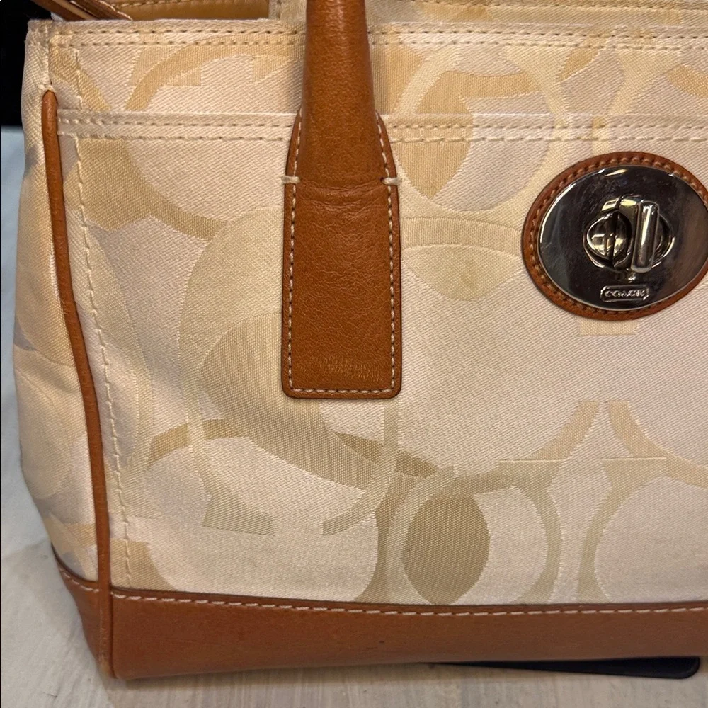 Coach elegant shoulder